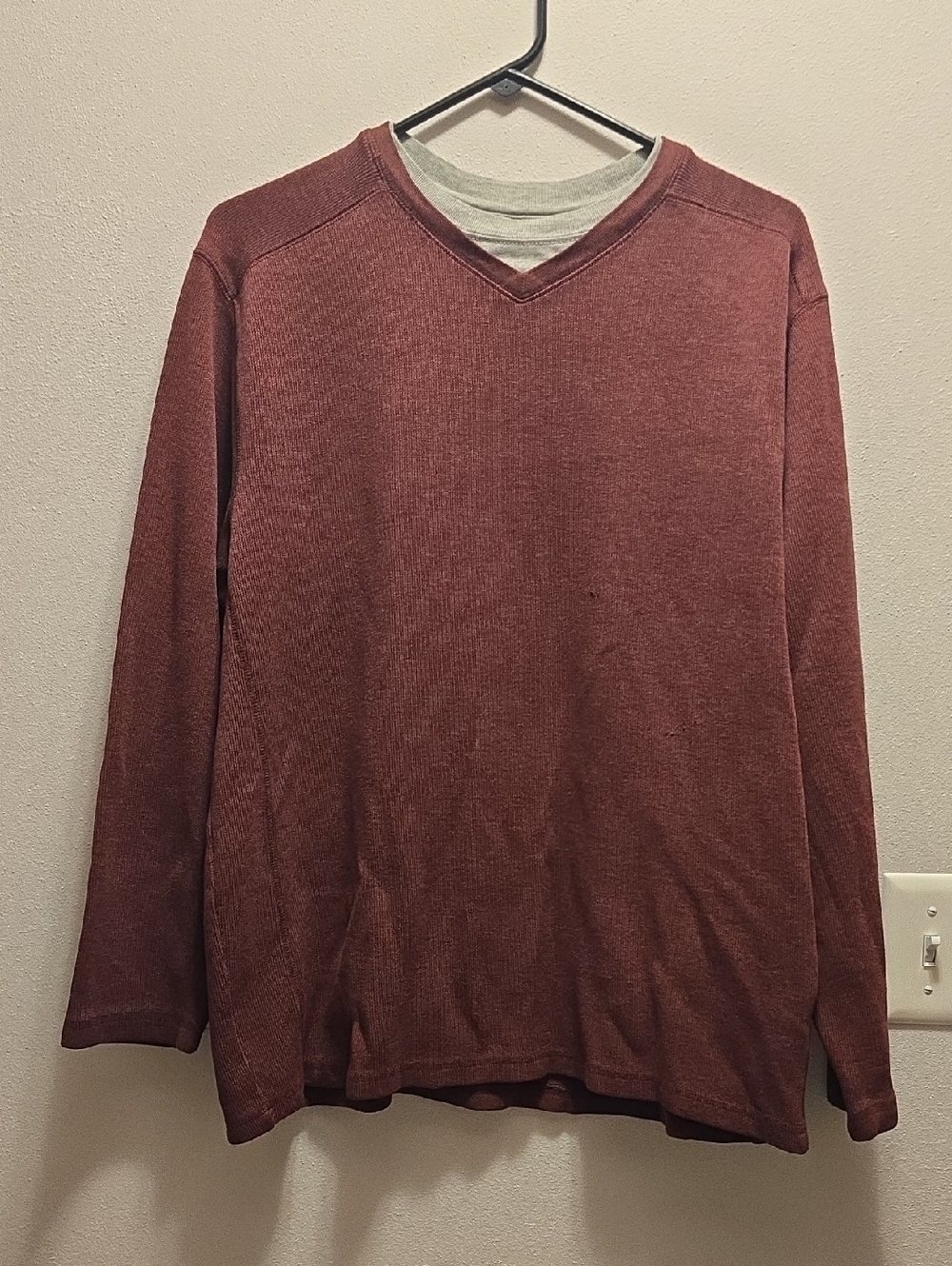 Men's V-Neck Lightweight Ribbed Sweater in Rust